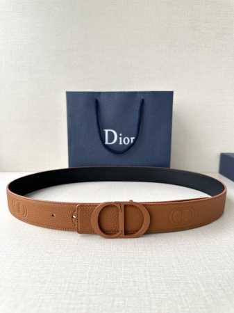 宽度3.5Cm Dior 这款腰带扣采用黄棕色哑光涂漆饰面不锈钢精心制作，展示Cd Icon 标志。可与各式35毫米腰带搭配，提升格调，打造优雅精致的造型。 - 点击图像关闭