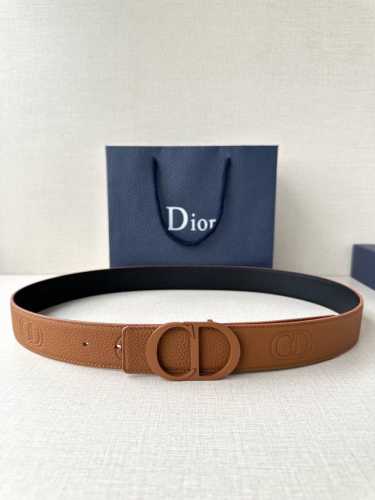 宽度3.5Cm Dior 这款腰带扣采用黄棕色哑光涂漆饰面不锈钢精心制作，展示Cd Icon 标志。可与各式35毫米腰带搭配，提升格调，打造优雅精致的造型。