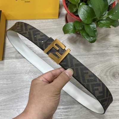 Fendi 芬迪 专柜同款 宽4.0Cm 双环正反用腰带 Ff按钉搭扣 白色Cuoio Romano皮革材质 反面面料带有烟草黄和黑色Ff图案 四方金属饰面 时