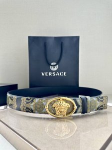 宽度4.0Cm Versace 范思哲 这款柔软鳄鱼皮饰带搭配一枚椭圆形美杜莎带扣。腰带饰有一枚金属圈环，宛如点睛之笔，本季标志性的Versace饰件点缀其上，