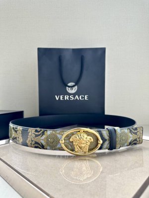 宽度4.0Cm Versace 范思哲 这款柔软鳄鱼皮饰带搭配一枚椭圆形美杜莎带扣。腰带饰有一枚金属圈环，宛如点睛之笔，本季标志性的Versace饰件点缀其上，
