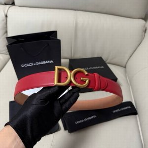 Dg宽4.0Cm 杜嘉班纳 新款 Devotion 系列 Lux 皮革腰带，点缀手工打造的徽标爱心珠宝金属合金搭扣，镶嵌珍珠装饰。扣下方设有点扣无镍搭扣与配件