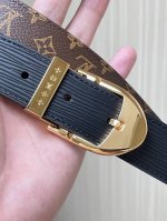 3.0宽，双面进口材料，一面进口水波纹小牛皮，一面帆布印花，搭配精品扣头，官网对版，实物实拍。