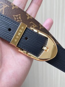 3.0宽，双面进口材料，一面进口水波纹小牛皮，一面帆布印花，搭配精品扣头，官网对版，实物实拍。