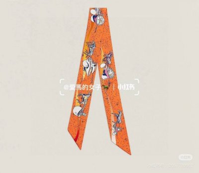 爱马仕Hermes “太空赛马”Twilly小丝巾 Twilly小丝巾 100%桑蚕丝 重磅18姆米斜纹面料 这款小巧的真丝配饰佩戴方式千变万化，可为您的日常造