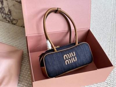 配盒 Size：28*12Cm Miumiu保龄球 公文包 Miu又来抢钱了新款帆布公文包 来咯 ！ 背起来都很Nice 哦 出场就是Miumiu小公主！