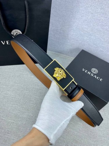 宽度3.5Cm 范思哲 此款腰带饰有标志性的versace美杜莎头像扣，彰显品牌格调。是一款精美的衣橱必备单品。