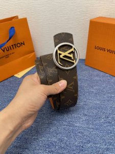 品牌 Lv 4．0Cm 描述 这款饰有Lv带扣的腰带配以水牛皮衬里，覆以Monogram 牛皮。展现细腻的品牌特质，是牛仔裤的理想配件 Lv字母带扣 Monog