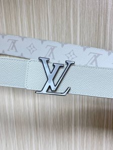 当季新款 40Mm可翻转皮带在Monogram Canvas一侧和皮革背面均采用柔和的灰白色十字纹。扣件是品牌标志性字母的缠绕组合，以匹配的颜色和银色色调的五金