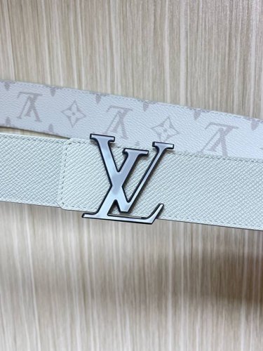 当季新款 40Mm可翻转皮带在Monogram Canvas一侧和皮革背面均采用柔和的灰白色十字纹。扣件是品牌标志性字母的缠绕组合，以匹配的颜色和银色色调的五金