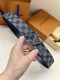 p200。本款 Lv Initiales 双面腰带聚焦品牌经典 Damier 格纹，以 Damier Graphite 帆布和 Damier Infini 皮革