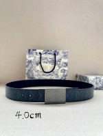 宽度4.0Cm Dior 这款 40 毫米双面腰带结合典雅气质与摩登风范。双面设计，一面采用海军蓝色 Cd Diamond 图案帆布 ，另一面采用同色调光滑牛皮