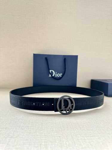Dior 宽度3.5Cm 这款金色饰面黄铜腰带扣是春季系列新品，致敬经典的 Oblique 图案。可与各式 35 毫米腰带搭配，彰显优雅气质与视觉风格。