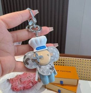 路易威登Lv钥匙扣包包挂饰M01467 vivienne 形象戴上路易威登标识厨师帽 手持擀面杖 并为 Monogram 皮革花瓣沾上巧克力 令品牌吉祥物在 V