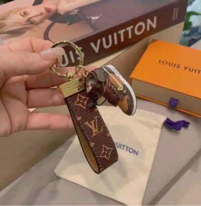 Lv经典老花棋格钥匙扣 钥匙扣联名Nike迷你鞋子挂件时尚个性！车钥匙挂件 包包挂件配饰 Monogram 帆布不仅精美，而且经久耐用， 是 Dragonne