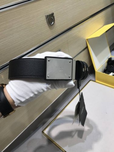 配送专柜包装 打孔针 特批宽38Mm，原单进口双面头层牛皮，搭配原单钌钯电镀F扣，手感.油边近乎完美，原产皮料定制，质感无可挑剔，出众的细节，高清实拍，货真价实