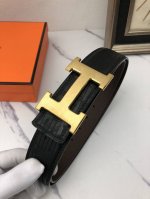 爱玛仕：原单头层小牛皮烫印花纹，内衬平纹牛皮底，营造织纹外观。饰以标志原单扣。专柜宽度4.0