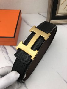 爱玛仕：原单头层小牛皮烫印花纹，内衬平纹牛皮底，营造织纹外观。饰以标志原单扣。专柜宽度4.0