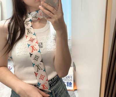 Lv今年出的神仙配色超级Nice官网最新款，Tiwlly官网同步在售。上新，终于到货了，Lv最新双层束发带~绑带.领结.飘带各种多用途国内官网也上架了售价184