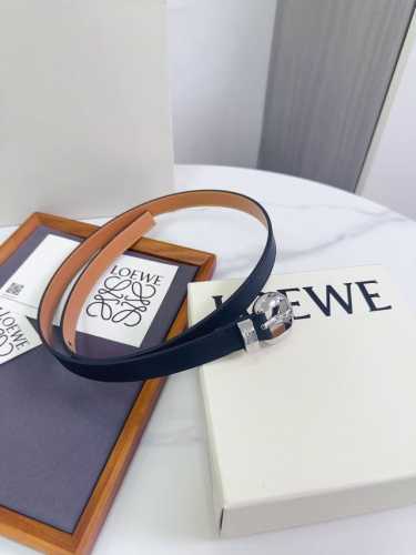 特 Loewe 罗意威专柜最新同款腰带 选用光滑牛皮革窄款腰带 配有Anagram Pebble针扣 卓越的工艺 个性的造型 精美的材质 宽:2.0Cm