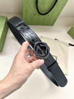 特 宽度4.0Cm 标志性Gg图案采用穿孔工艺制作，为这款黑色皮革腰带增添精致质感。闪亮钯金色调金属双G造型配件灵感源自对品牌别具意义的70年代的典藏设计。 黑