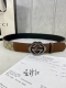 宽度4.0Cm Gucci 这款腰带在早秋系列中惊艳亮相，采用以标志性米色 乌木色组合呈现的品牌双G字母交织图案，与黑色皮革材质相得益彰。双G菱形砂扣采用做旧效