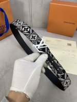 -3.0宽 图案与繁复 Monogram 图案交织，展现 Monogram Confidential 方巾的灵感启发。桑蚕丝和牛皮革构筑细腻质感，Lv 搭扣焕现