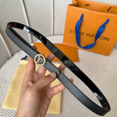 寬：20Mm 驢家新品 Ss特別限定女士腰帶 全新設計搭扣融入字母和水晶花卉字樣 一面光亮小牛皮 另一面啞光小牛皮壓飾有壓紋圖案 雙面用
