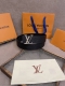 Lv Initiales Blason 40 毫米双面腰带诠释创意总监 Pharrell Williams 对品牌传统与摩登风尚的热忱。柔软皮革外层点缀的 Lv