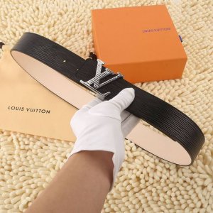 特P200 这款 Lv 字样腰带以 Epi 皮革制造，配以银色 金色 黑色 搭扣，皮带宽4.0毫米，可为任何衣着增添典雅风味。