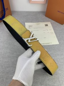 4.0宽 :Shape 双面腰带拼接 Monogram Prism 压纹与小牛皮，Shape 搭扣，以 2025春夏系列 Lv Shape 腰带的崭新呈现跻身全