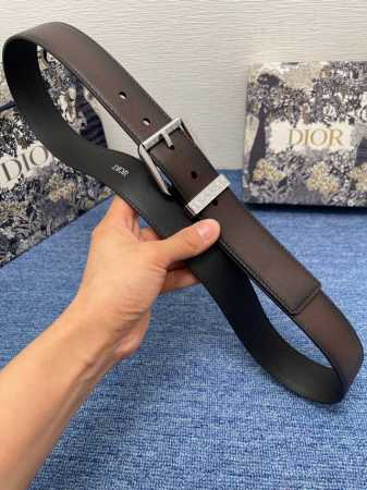 Dior迪奥腰带擦色工艺搭配黑色粒面牛皮革里料，金属覆层黄铜腰带扣设计，镌刻有“Dior”标志，巧妙地提升格调，宽3.5Cm - 点击图像关闭