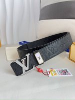 品名： Lv..路易..威登腰带皮带原单 型号：挂扣，经典纯钢材质镶钻字母挂扣，头层牛皮，图片实物拍摄 材料：头层牛皮，挂扣系列，纯钢材质扣头，钯镀电镀工艺永不