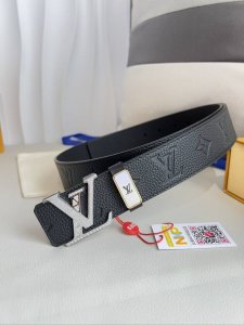 品名： Lv..路易..威登腰带皮带原单 型号：挂扣，经典纯钢材质镶钻字母挂扣，头层牛皮，图片实物拍摄 材料：头层牛皮，挂扣系列，纯钢材质扣头，钯镀电镀工艺永不