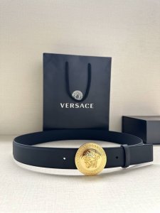 宽度4.0Cm 范思哲 此款腰带饰有标志性的versace美杜莎头像扣，彰显品牌格调。是一款精美的衣橱必备单品。