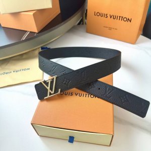 原版包裝 L0Uis Vuitt0N 專櫃最新升級版本 寬度40Mm 原廠小牛皮荔枝紋面壓刻有花型圖案效果 進口柔軟小牛皮底 搭配新型字母搭扣 百搭易襯