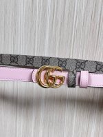 2025秋冬系列焕新演绎富有辨识度的Gg Marmont系列。这款双面窄版腰带采用Gg印花压纹皮革与皮革材质匠心打造，缀饰双G搭扣。 商品细节 一面为粉色Gg印