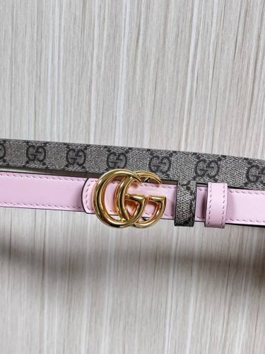 2025秋冬系列焕新演绎富有辨识度的Gg Marmont系列。这款双面窄版腰带采用Gg印花压纹皮革与皮革材质匠心打造，缀饰双G搭扣。 商品细节 一面为粉色Gg印