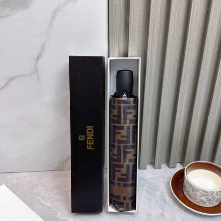 Fendi 芬迪 年度火爆力作 来自意大利的著名奢侈品牌 以其调皮古怪的风格创造了一个独特的时尚席卷了整个时尚界 撑着这样的伞走在街头 时尚指数立刻爆表 不论晴 - 点击图像关闭