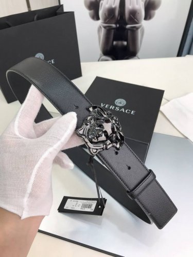 范思哲皮革腰带，以经典 Versace 美杜莎头像装饰，增添造型魅力。完美时尚必备单品。4.0Cm宽