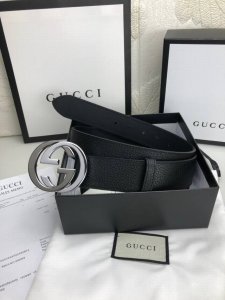 配送专柜全套礼盒包装。 3.8Cm，双面顶级小牛皮-猪皮纹面，手感柔软舒适，皮质耐磨耐拉，搭配纯铜双层 双色五金，款式高端非常简洁大气，而且百搭时尚