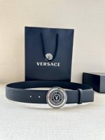 特 宽度3.8Cm Versace Jeans Couture 牛皮革V-Emblem板扣式皮带、饰有La Greca彰显个性设计。该铆钉腰带饰有La Grec