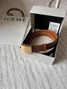 Loewe 罗意威 专柜新款 男款休闲腰带 宽 Cm 光滑小牛皮 饰有Loewe金属饰牌搭扣