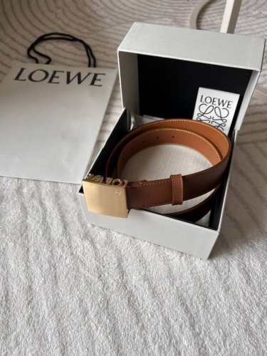 Loewe 罗意威 专柜新款 男款休闲腰带 宽 Cm 光滑小牛皮 饰有Loewe金属饰牌搭扣