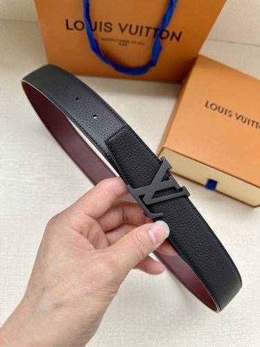 特 Lv Heritage 双面腰带3.4宽 选取粒面皮革和纳帕皮革，以抛光和拉丝工艺淬炼新款 Lv 搭扣。微弧形边缘和摩登形状末端见证细致匠心，为考究人士带来