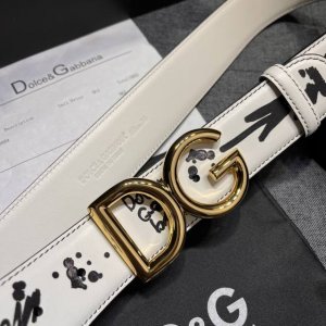 Dg. 宽4.0Cm，，原单 全新涂鸦印花小牛皮腰带，摩登干练配饰，缀以钯色电镀金属 Dg 徽标搭扣