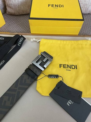 特 Fendi 芬迪 全套包装 专柜同款 双环正反用腰带 Ff按钉搭扣 双色cuoio Romano皮革材质 黑色珐琅金属饰面 时尚经典 精选百搭款--