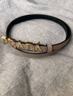 Prada 普拉达 专柜同款 女装休闲细腰带 宽 1.5Cm 这款采用saffiano原版皮内衬光滑小牛皮，搭配prada字母五金扣，可搭配不同风格的服装。原单