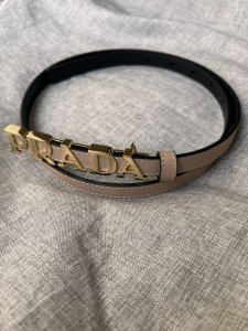 Prada 普拉达 专柜同款 女装休闲细腰带 宽 1.5Cm 这款采用saffiano原版皮内衬光滑小牛皮，搭配prada字母五金扣，可搭配不同风格的服装。原单