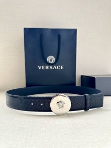 宽度4.0Cm 范思哲 此款平纹皮底 腰带饰有标志性的Versace美杜莎头像扣，彰显品牌格调。是一款精美的衣橱必备单品。